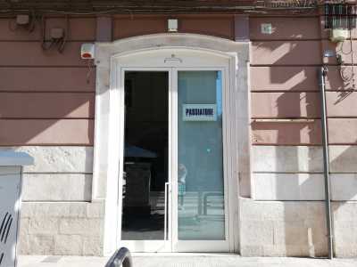 Ci spostiamo ora in via Putignani, nel murattiano, l� dove si staglia l�entrata di Passiatore. L�ingresso � costituito da una semplice porta vetrata bordata di bianco, con una targa blu che recita �Passiatore since 1947 by Michelangelo�
